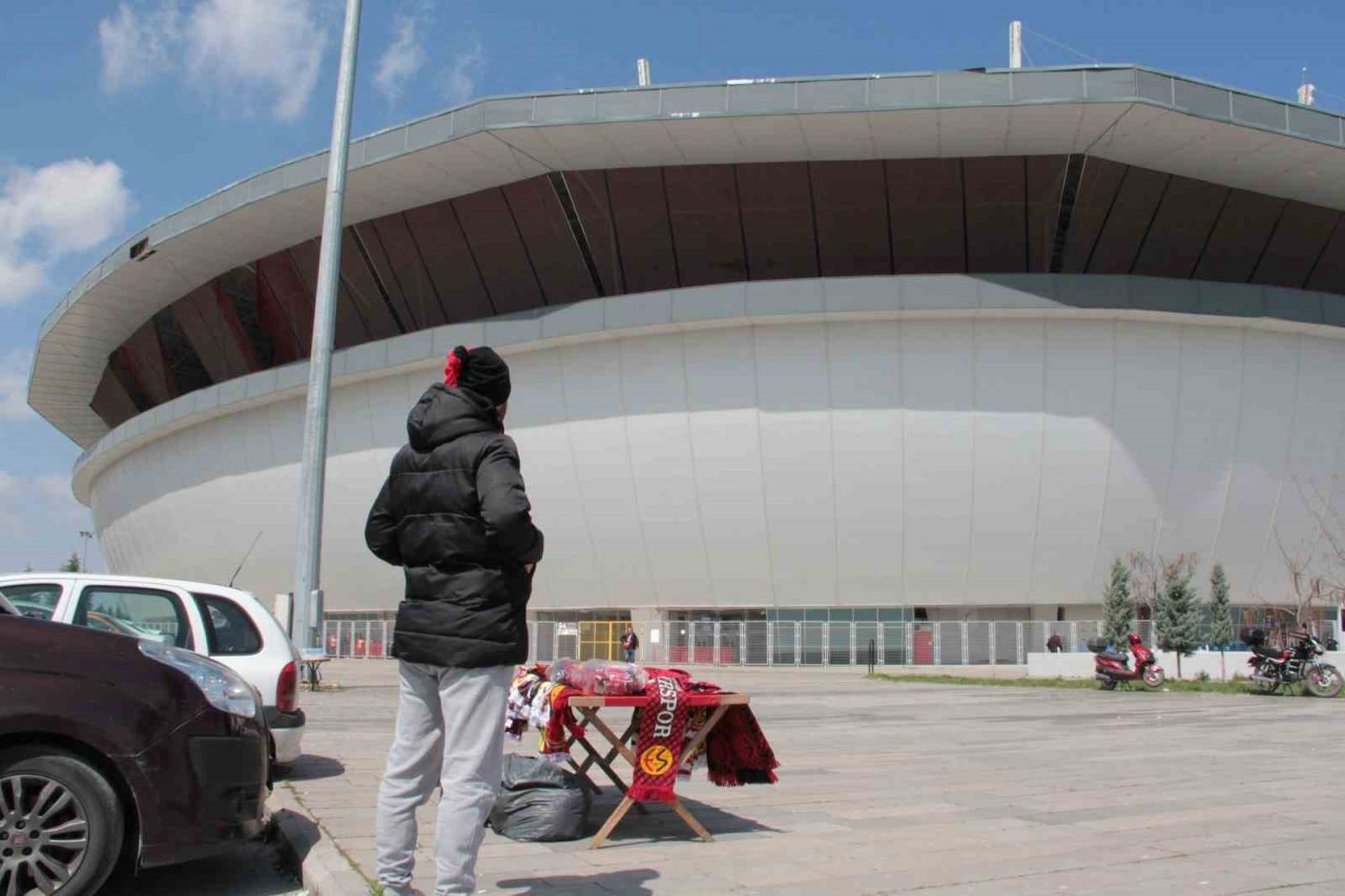 Maç günü forma ve atkılara talep yoğun