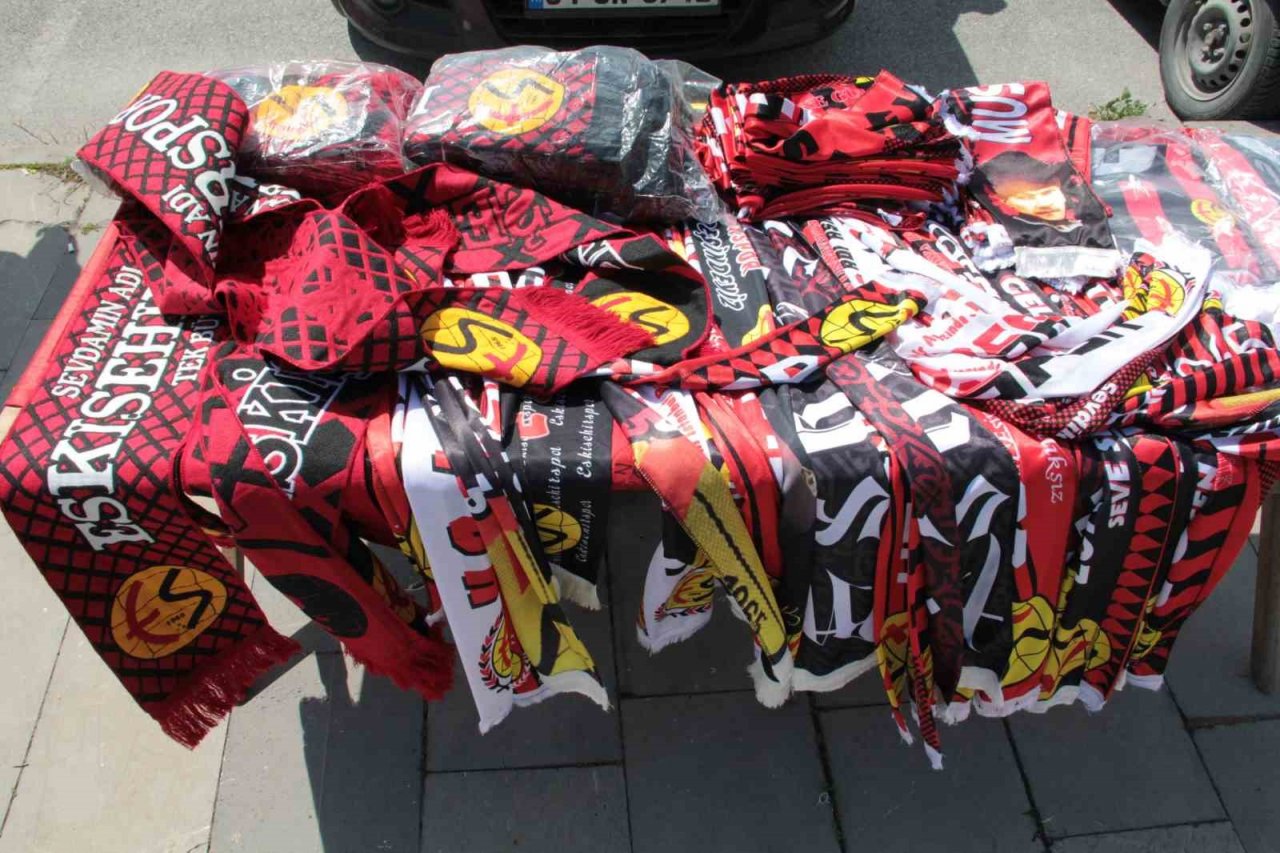 Maç günü forma ve atkılara talep yoğun