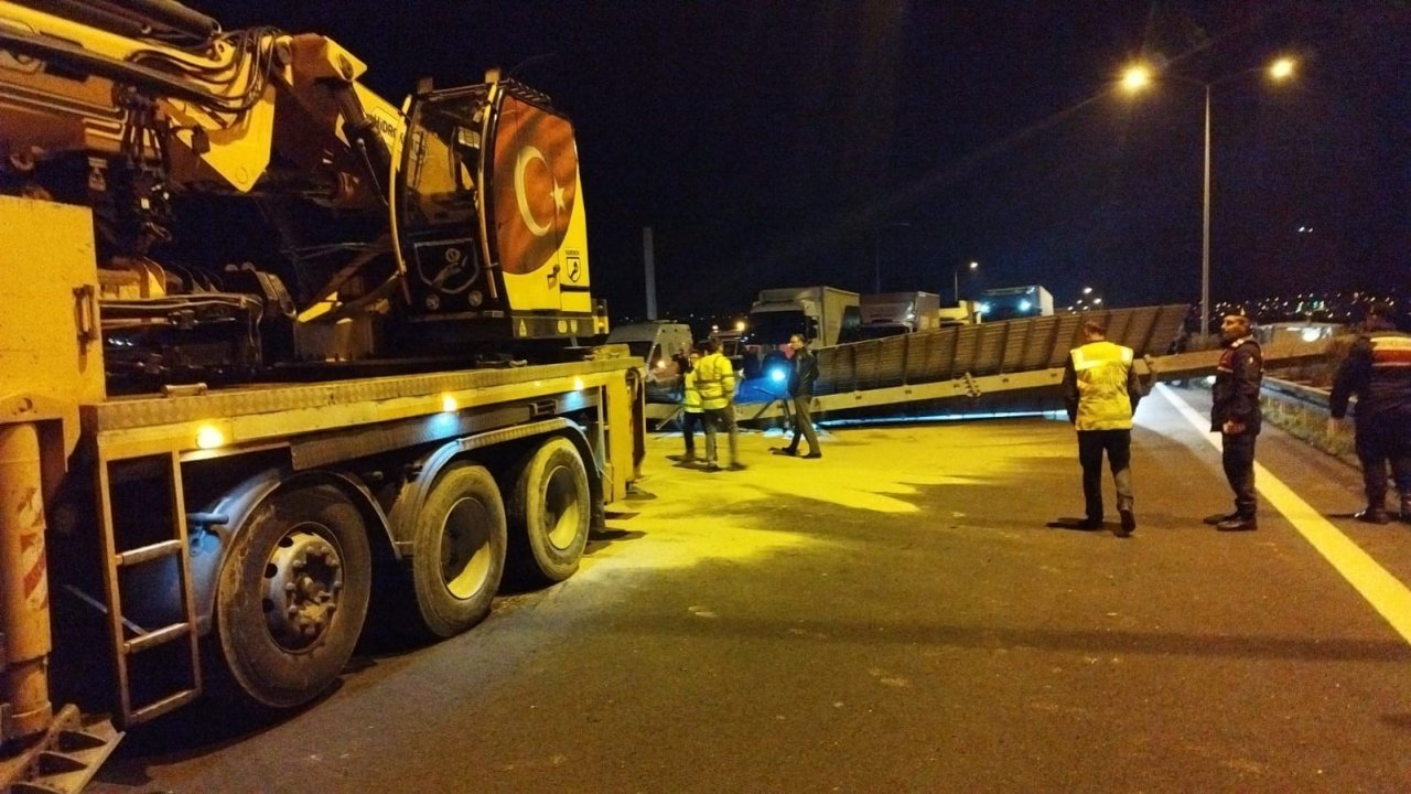 Facia teğet geçti: Seyir halindeki tırdan otoyola konteyner düştü