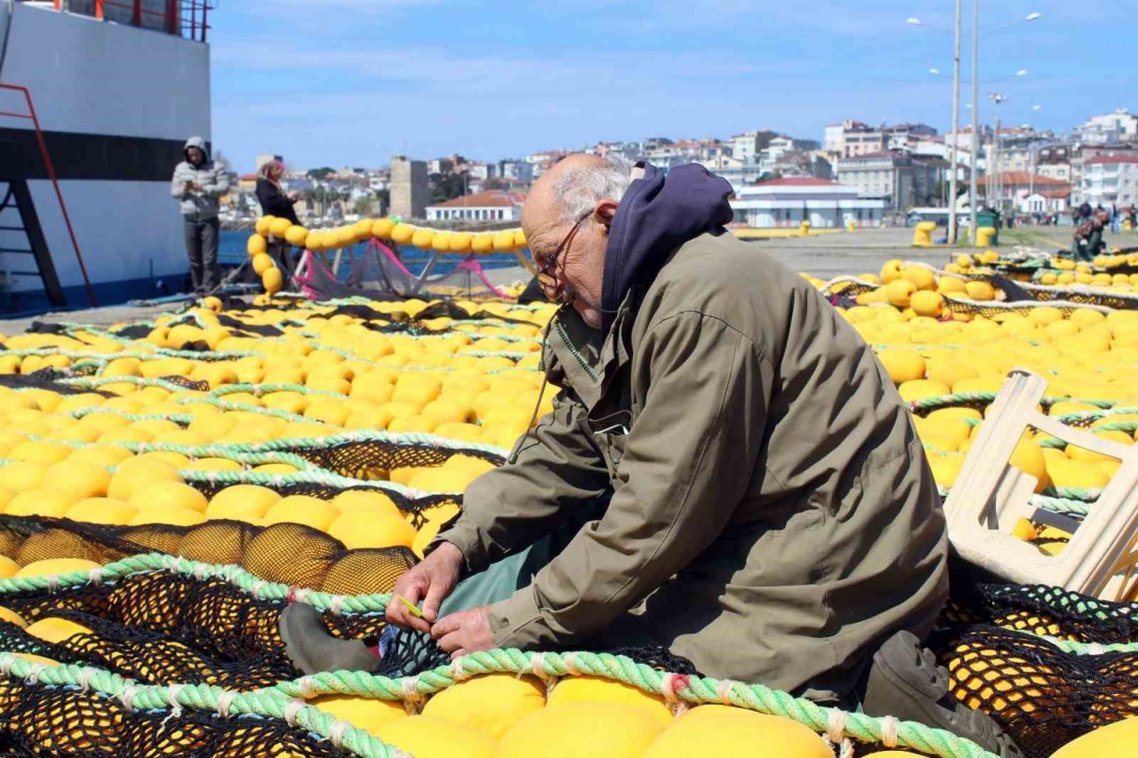 Karadenizli balıkçılar sezon sonunda ağlarını onarıyor