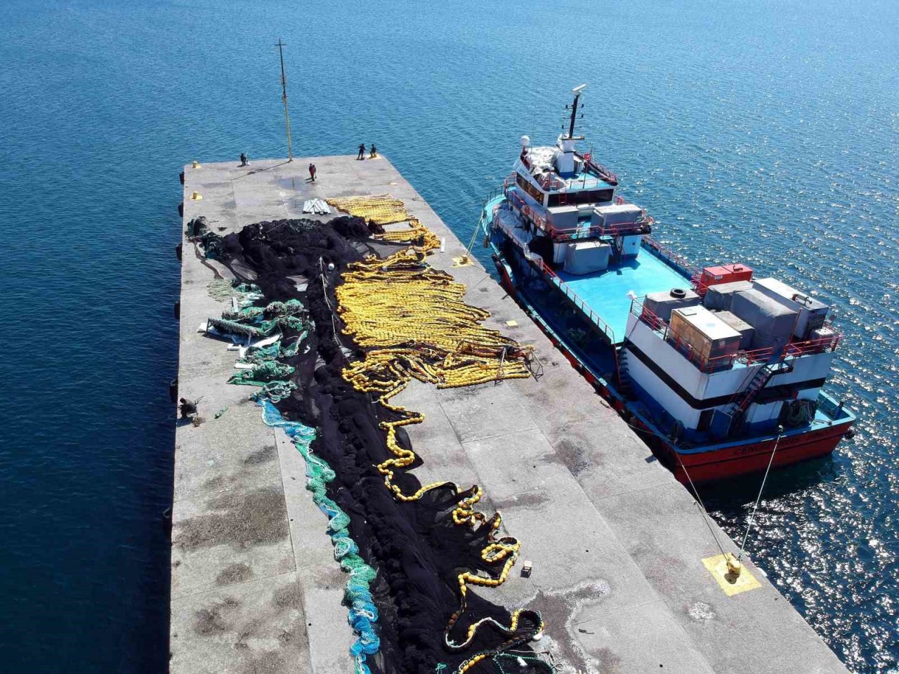 Karadenizli balıkçılar sezon sonunda ağlarını onarıyor