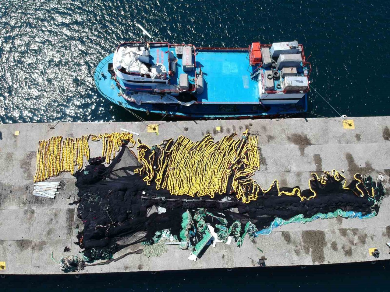 Karadenizli balıkçılar sezon sonunda ağlarını onarıyor