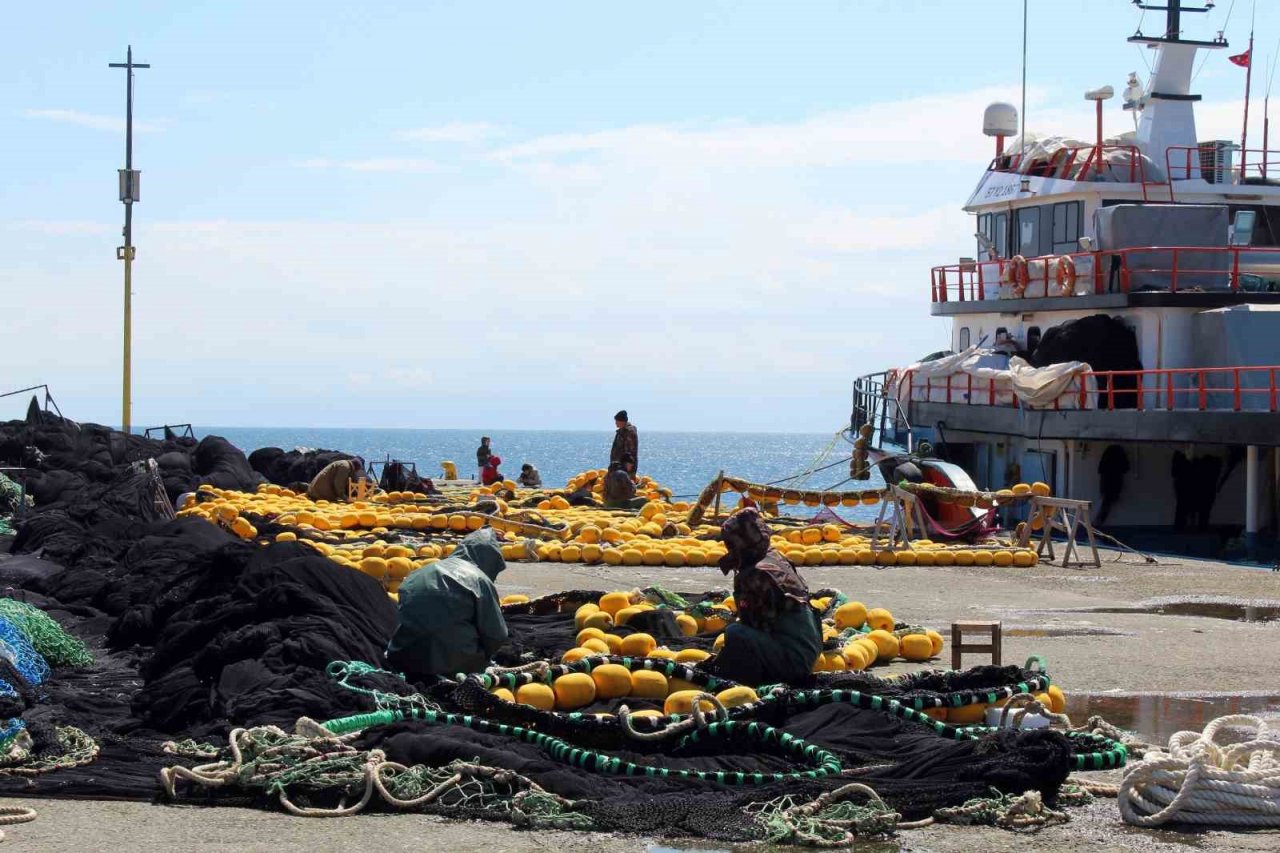 Karadenizli balıkçılar sezon sonunda ağlarını onarıyor