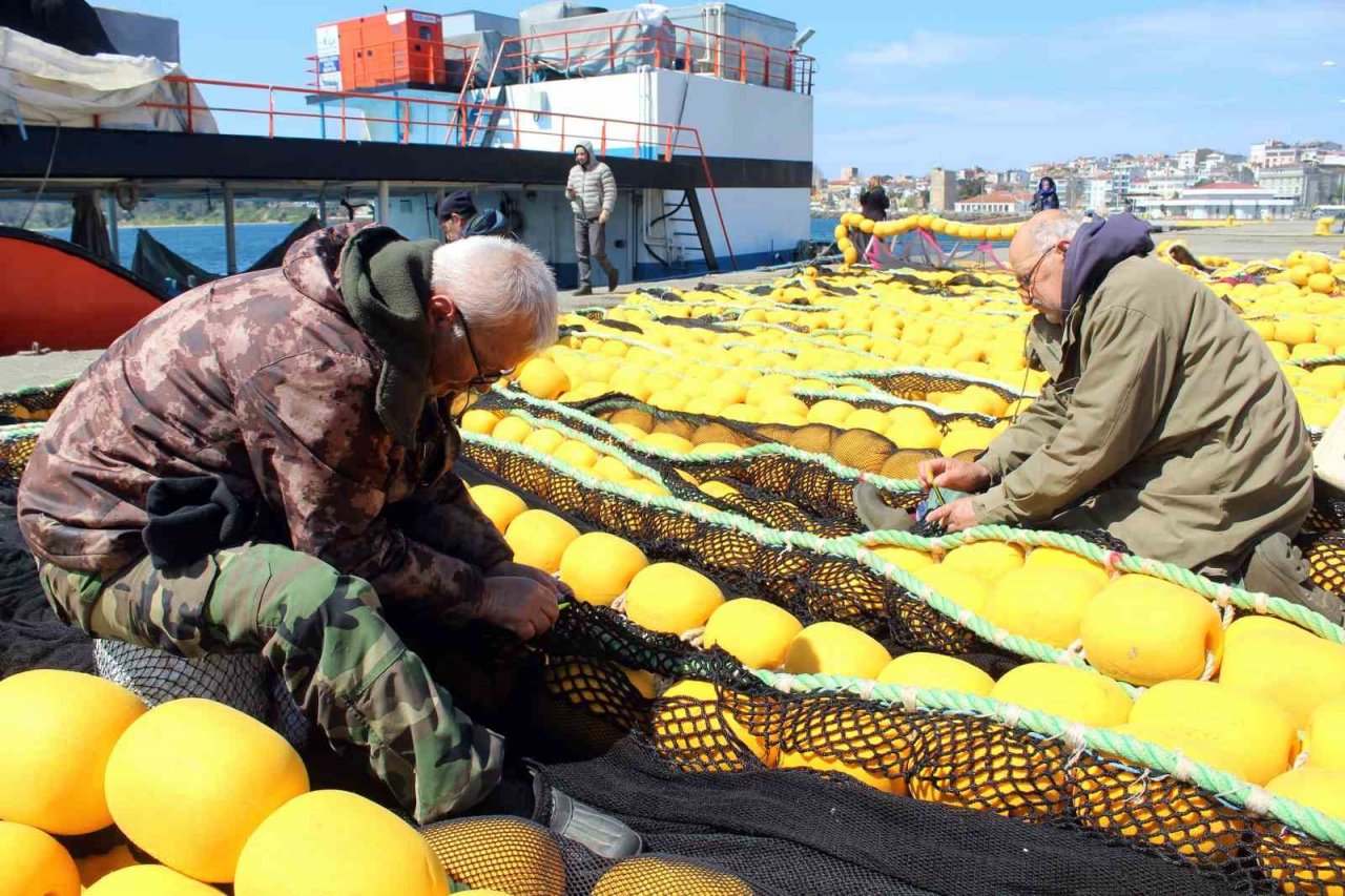 Karadenizli balıkçılar sezon sonunda ağlarını onarıyor