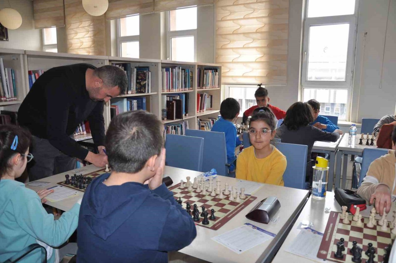Kars’ta Satranç Turnuvası yoğun ilgi gördü