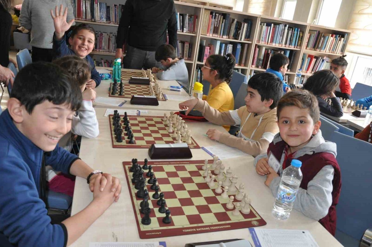 Kars’ta Satranç Turnuvası yoğun ilgi gördü