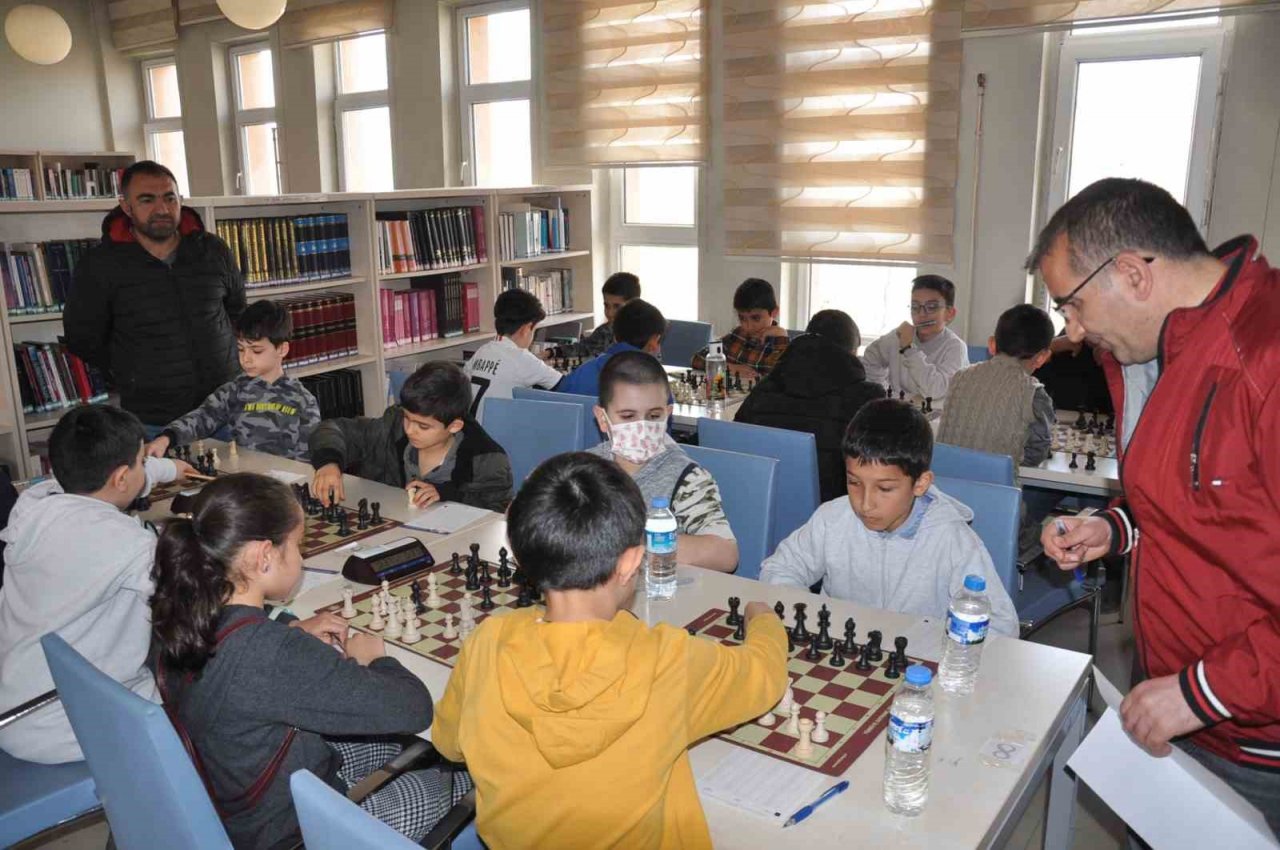 Kars’ta Satranç Turnuvası yoğun ilgi gördü