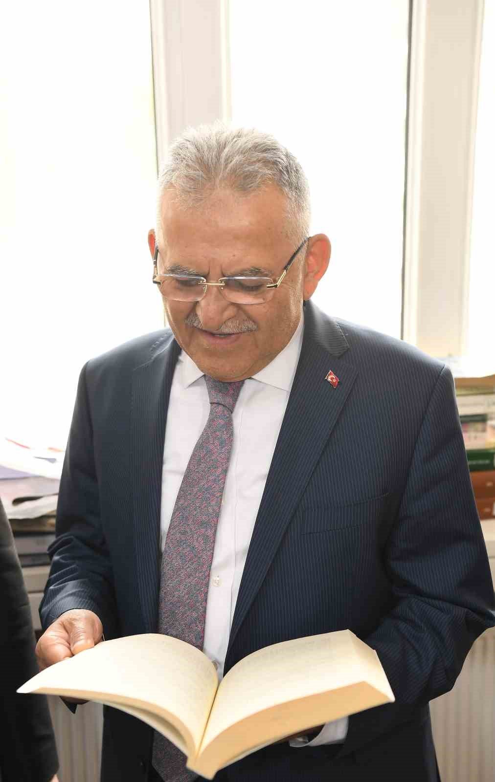 Başkan Büyükkılıç 4 yılda Kayseri’ye 44 kitap armağan etti