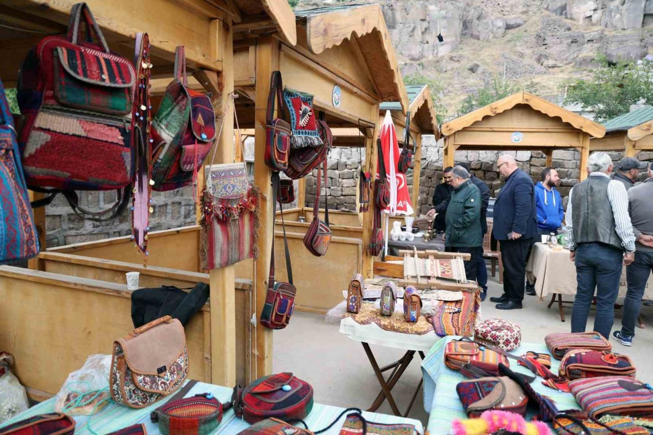 Talas’ın ‘antika sokağı’nda antika pazarı