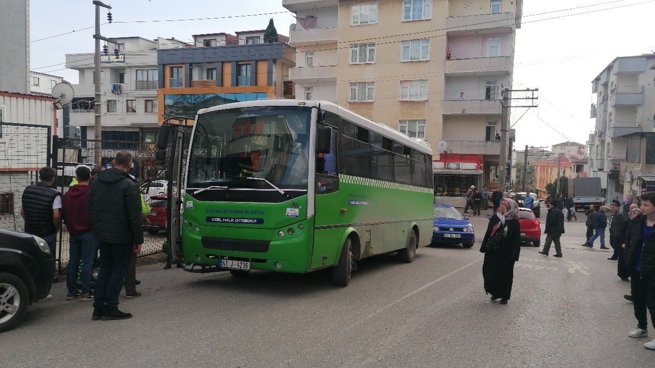 Özel halk otobüsü yaya geçidinde anne ve oğluna çarptı