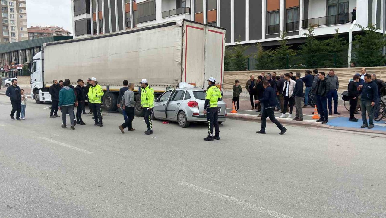 Konya’da otomobil park halindeki tıra çarptı: 1 ölü, 3 yaralı