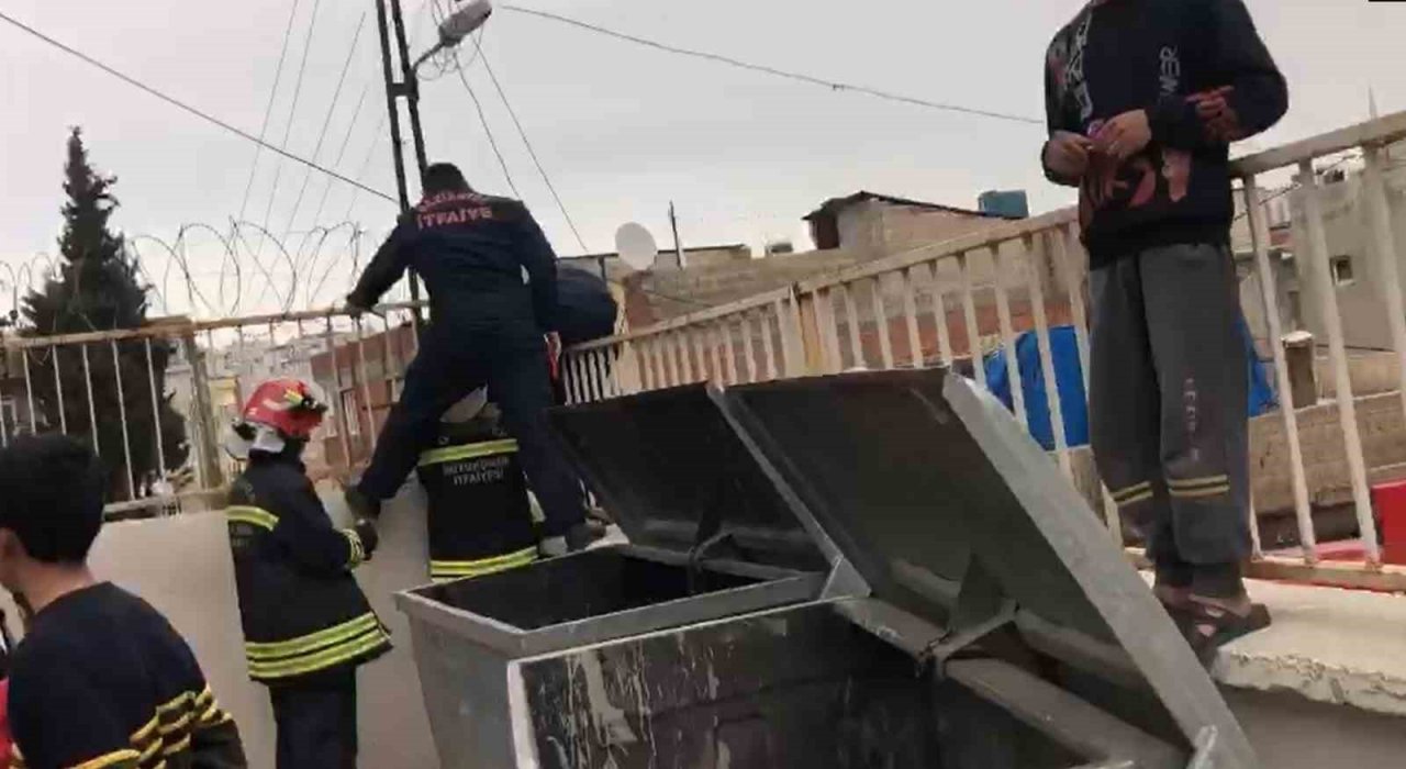 Korkuluk demirine sıkışan çocuğu itfaiye kurtardı