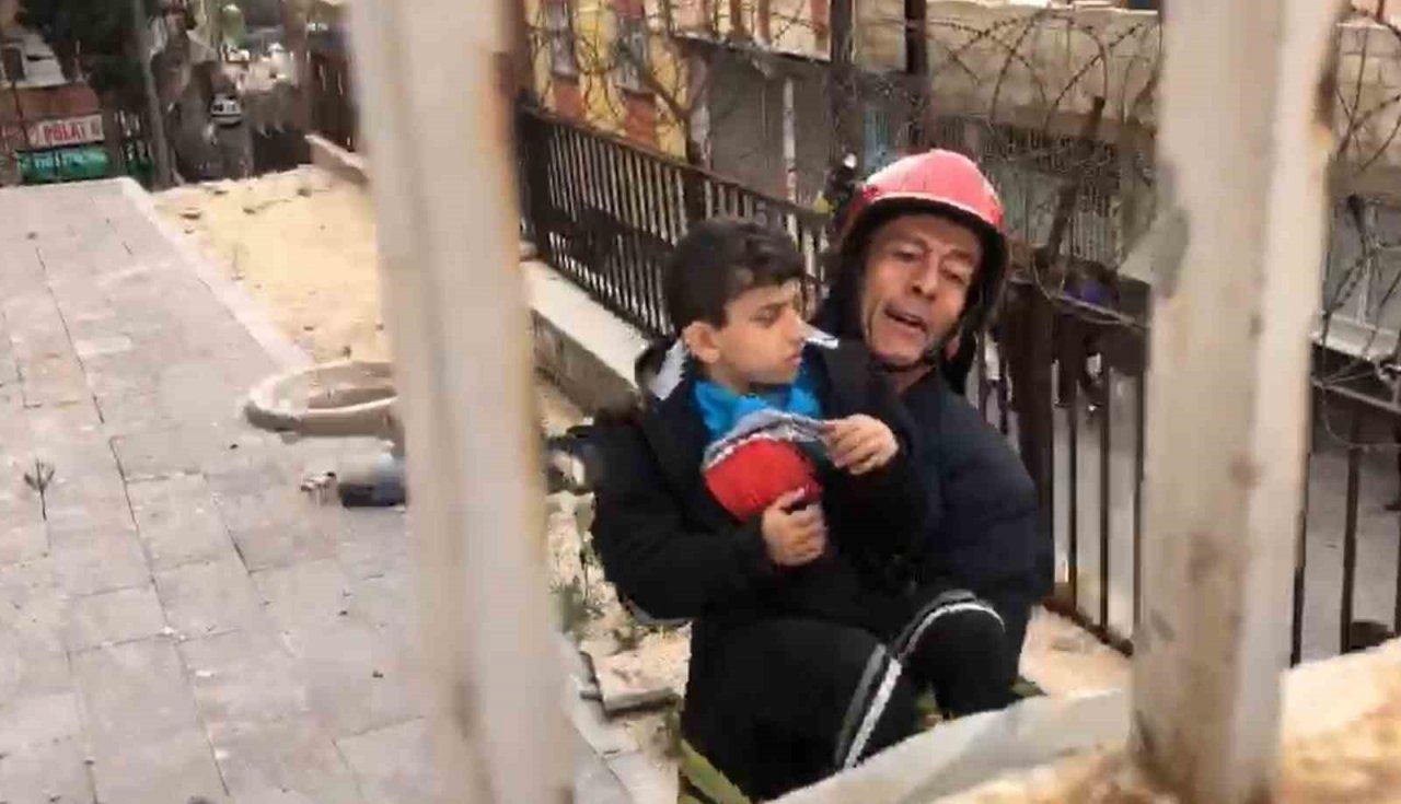 Korkuluk demirine sıkışan çocuğu itfaiye kurtardı