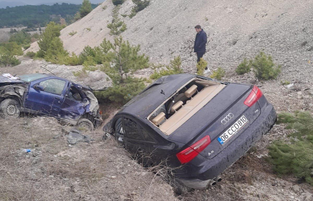 Kütahya’da iki otomobilin çarpıştığı trafik kazasında 3 kişi yaralandı