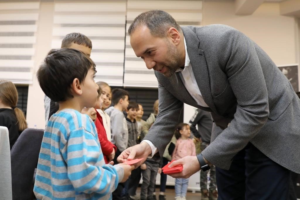 Başkan Özdemir iftarda yetimlerle, sahurda çalışanlarla buluştu