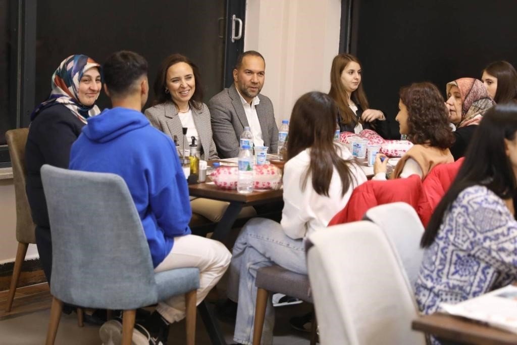 Başkan Özdemir iftarda yetimlerle, sahurda çalışanlarla buluştu