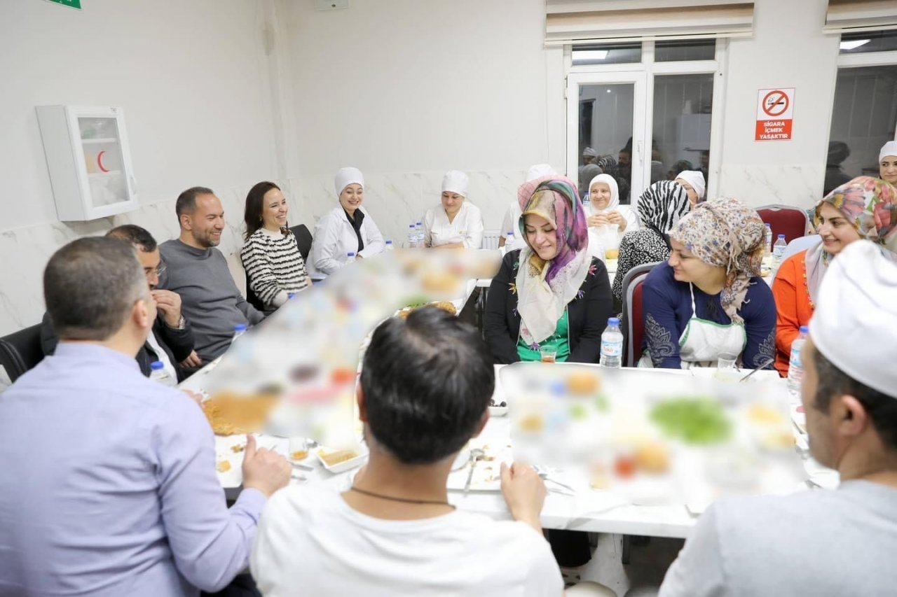 Başkan Özdemir iftarda yetimlerle, sahurda çalışanlarla buluştu