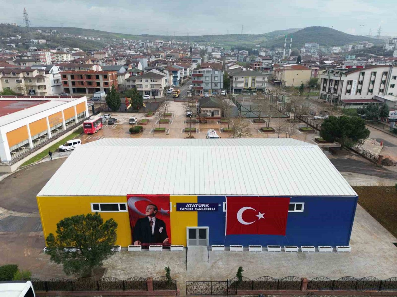 24’üncü spor salonunu İzmit’te açtı