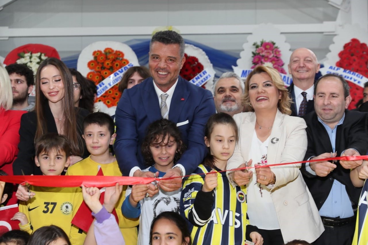 24’üncü spor salonunu İzmit’te açtı