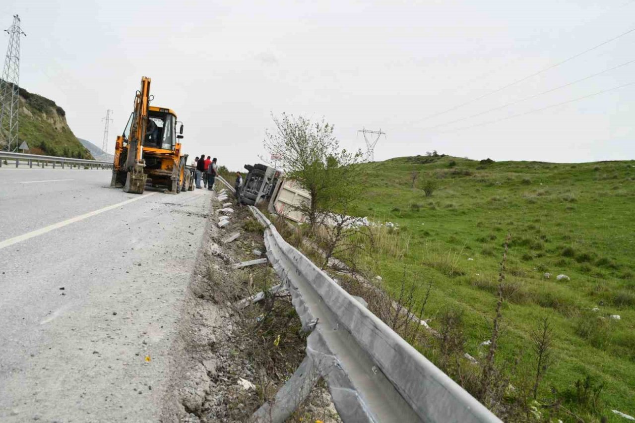 Söke’de taş yüklü kamyon devrildi