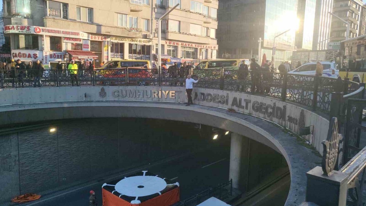 Taksim’de Ukraynalı şahıs ’Savaşa hayır’ diyerek intihar girişiminde bulundu