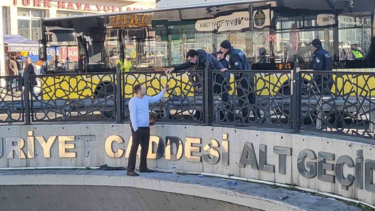 Taksim’de Ukraynalı şahıs ’Savaşa hayır’ diyerek intihar girişiminde bulundu