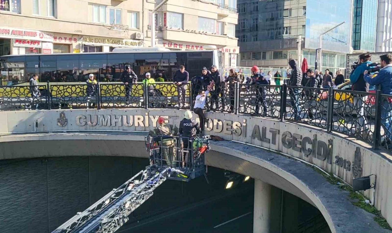Taksim’de Ukraynalı şahıs ’Savaşa hayır’ diyerek intihar girişiminde bulundu