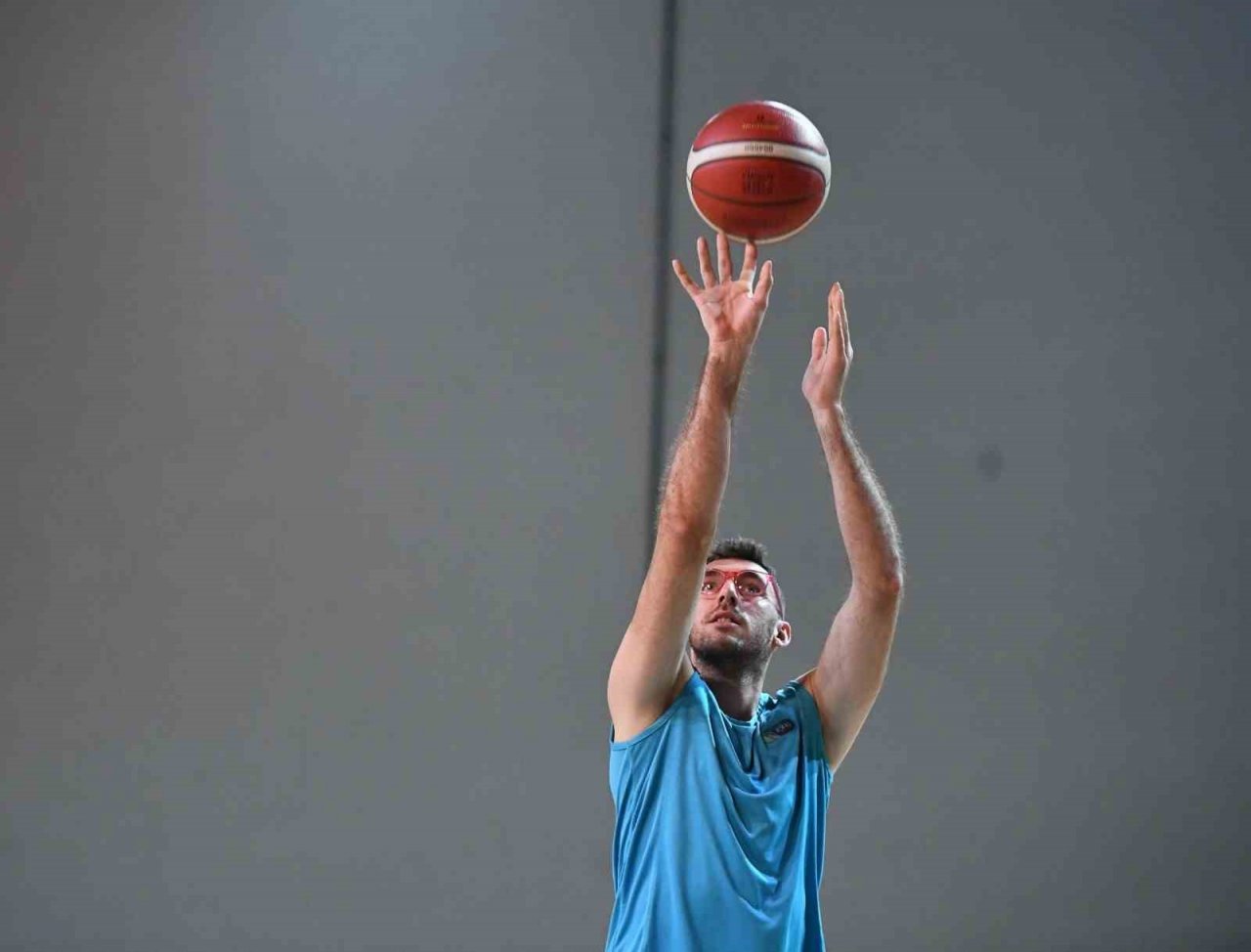 Basketbolculardan kansere pembe gözlük