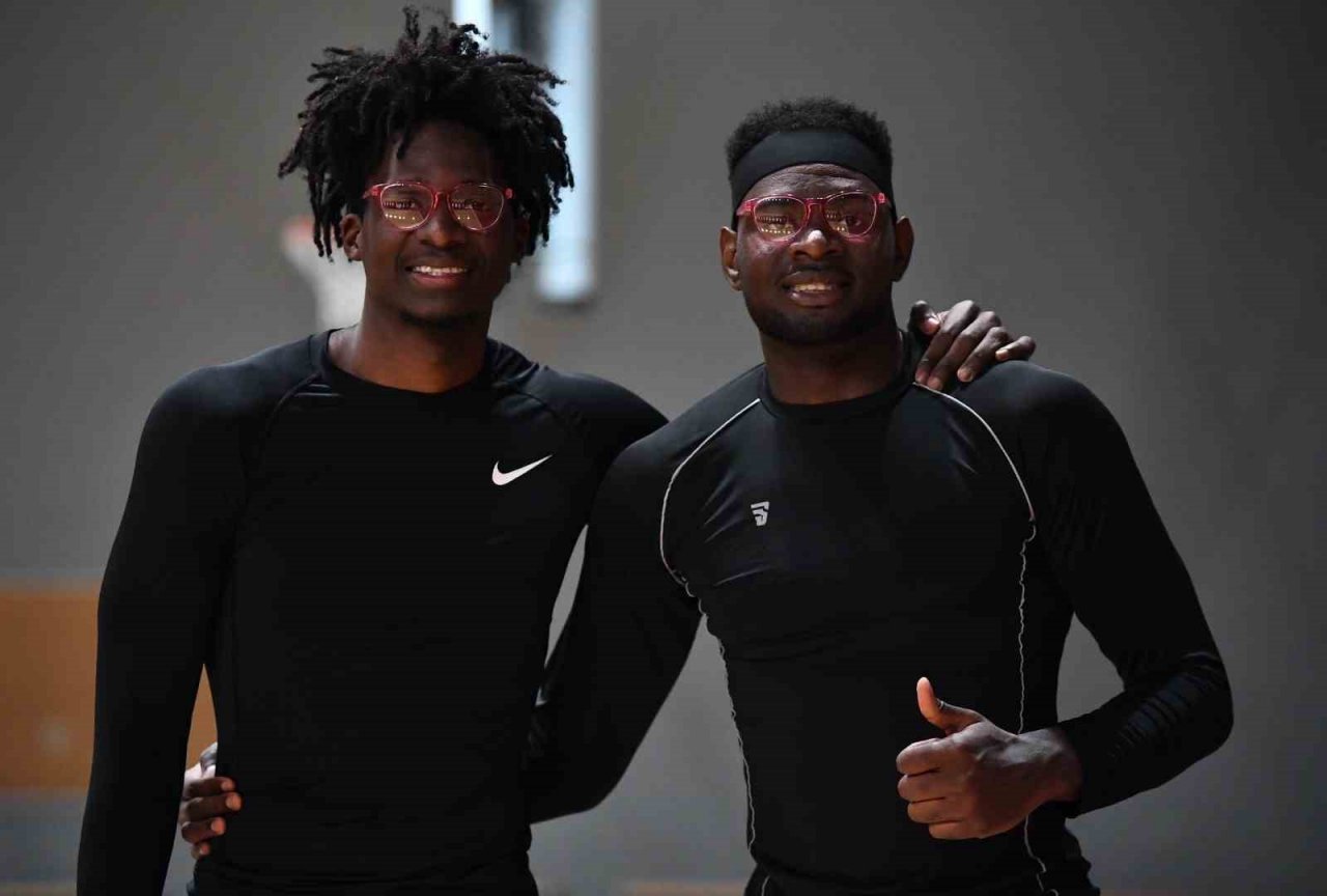 Basketbolculardan kansere pembe gözlük