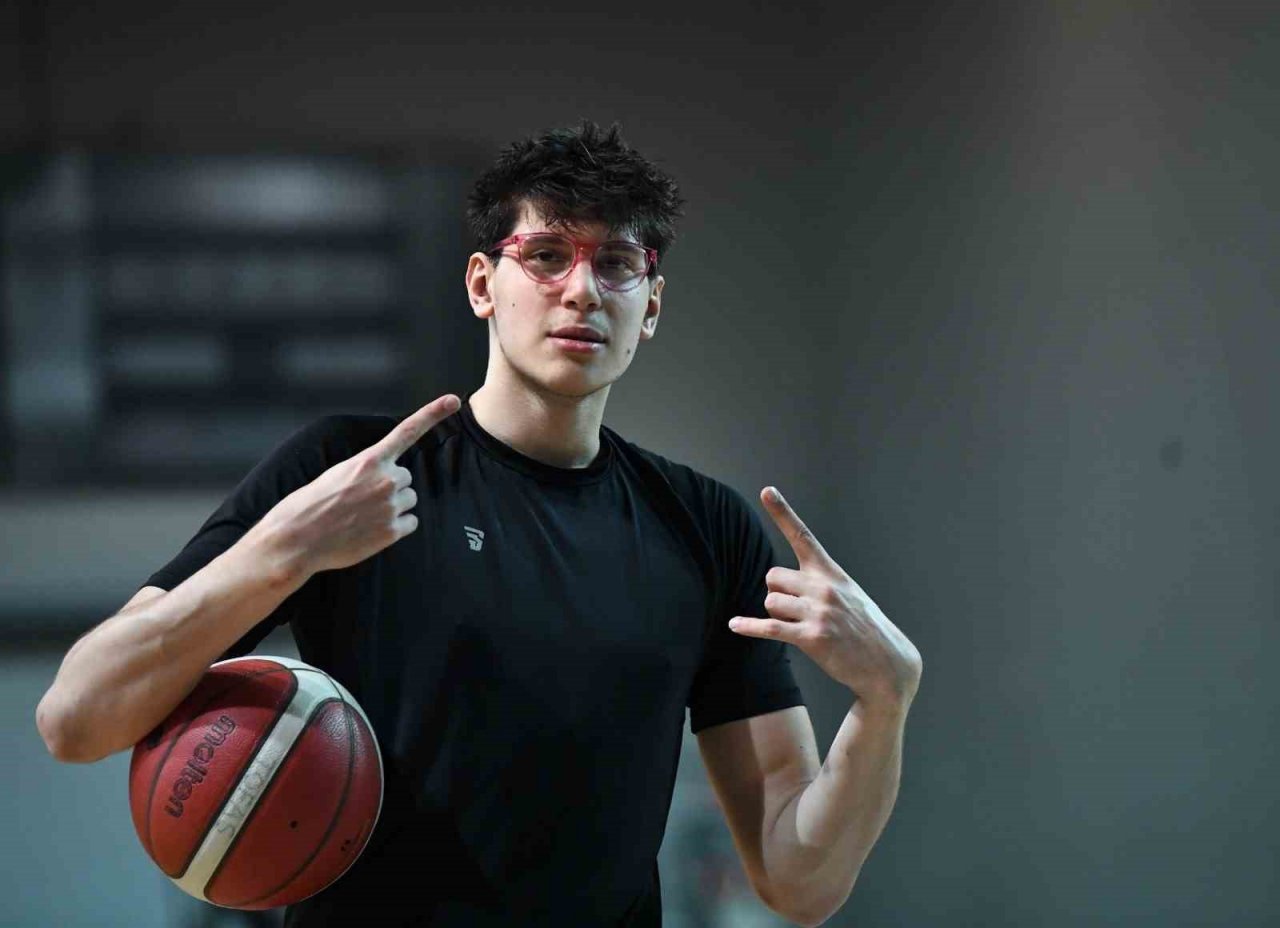 Basketbolculardan kansere pembe gözlük