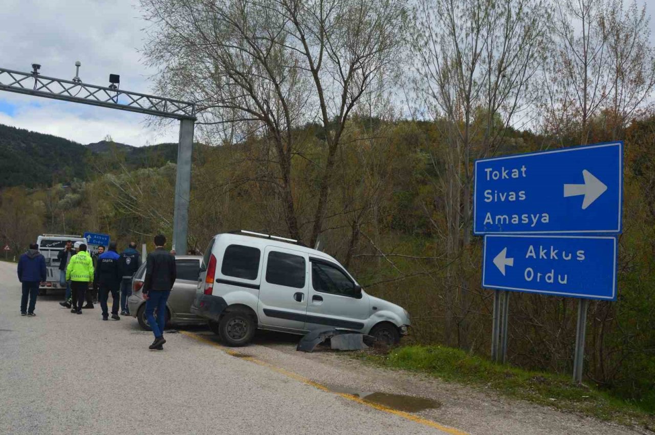 Tokat’ta otomobil ile hafif ticari araç çarpıştı: 2 yaralı