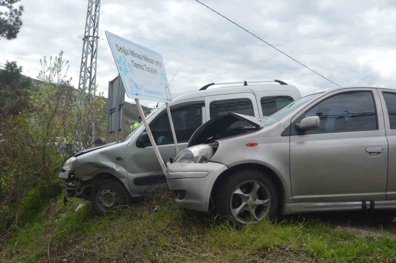 Tokat’ta otomobil ile hafif ticari araç çarpıştı: 2 yaralı