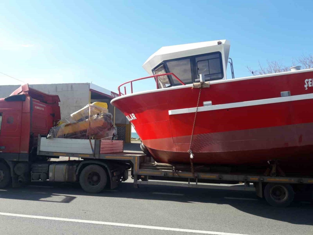 Teknenin üzerinde üst geçidi farketmedi