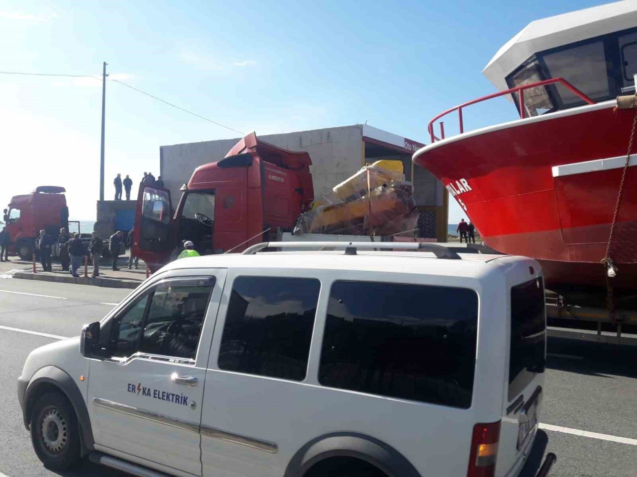 Teknenin üzerinde üst geçidi farketmedi