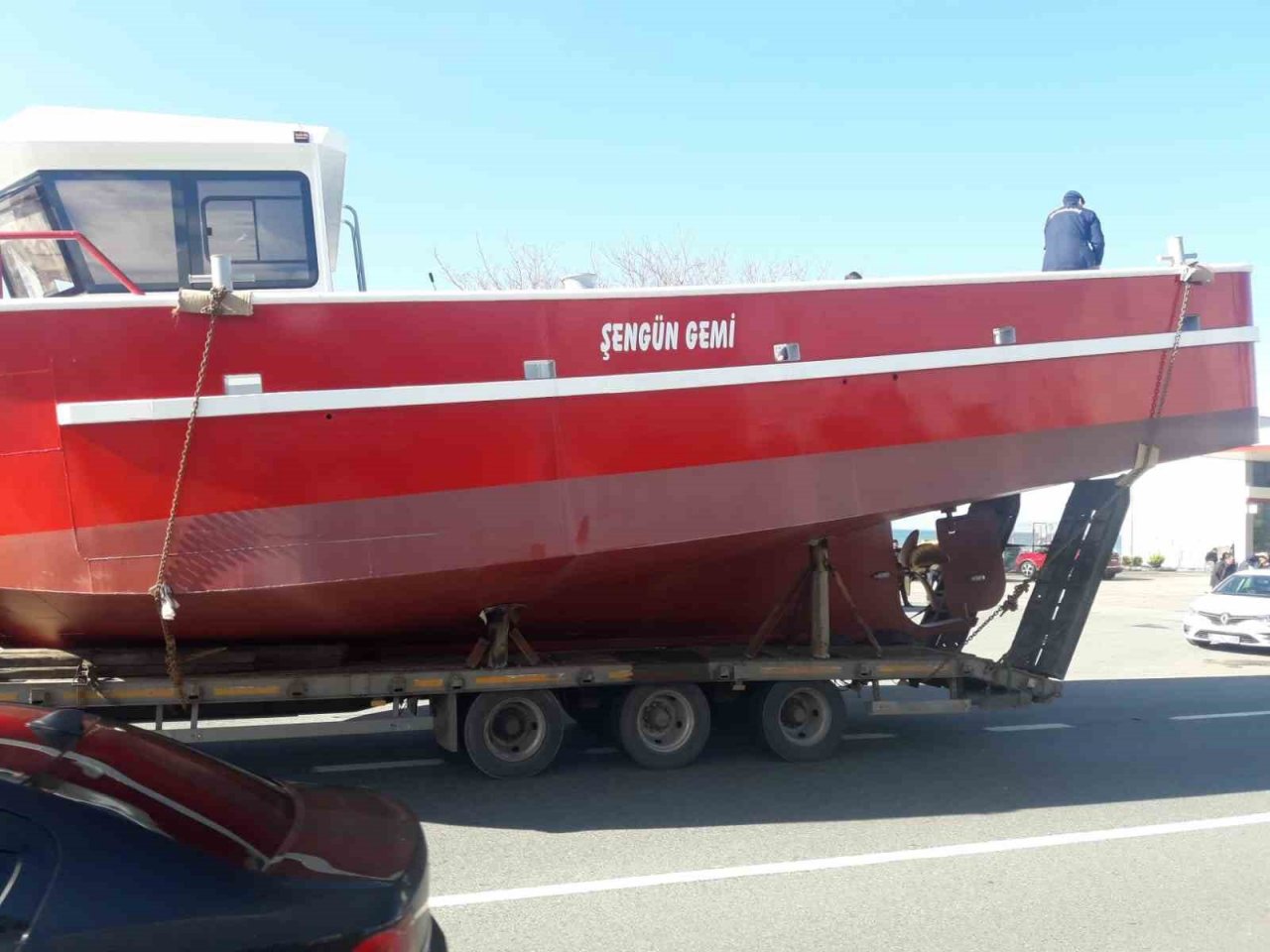 Teknenin üzerinde üst geçidi farketmedi