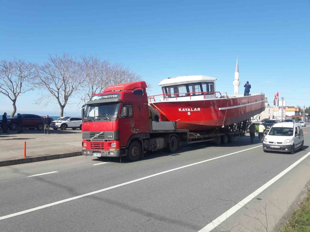 Teknenin üzerinde üst geçidi farketmedi