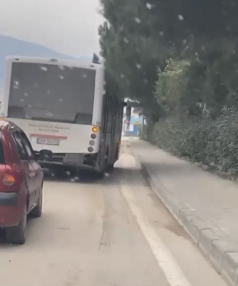 Trafikteki yan yan seyreden özel halk otobüsü kameralarda