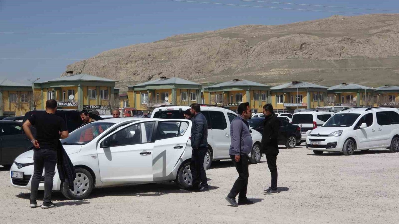 Van’daki açık oto pazarında Ramazan ayı sessizliği