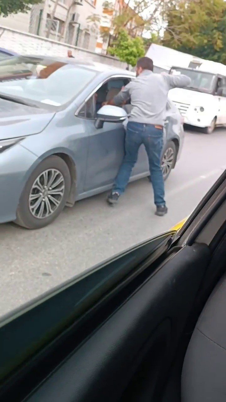 Trafikte yol verme tartışmasında bıçaklı saldırı cep telefonu kamerasında