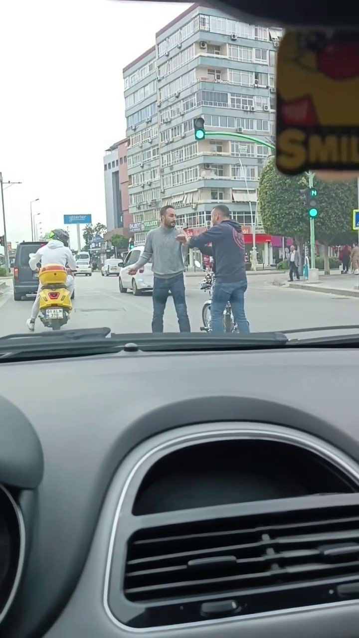 Trafikte yol verme tartışmasında bıçaklı saldırı cep telefonu kamerasında