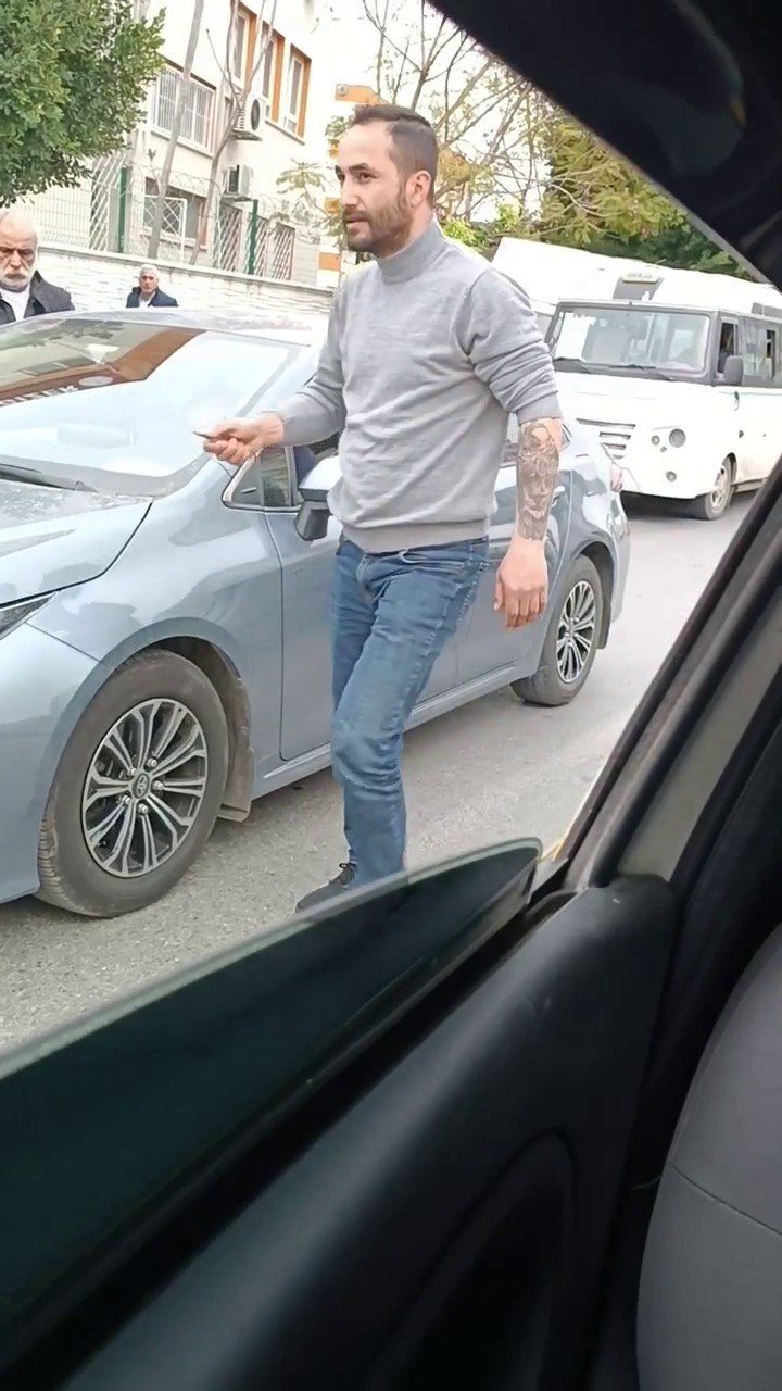 Trafikte yol verme tartışmasında bıçaklı saldırı cep telefonu kamerasında