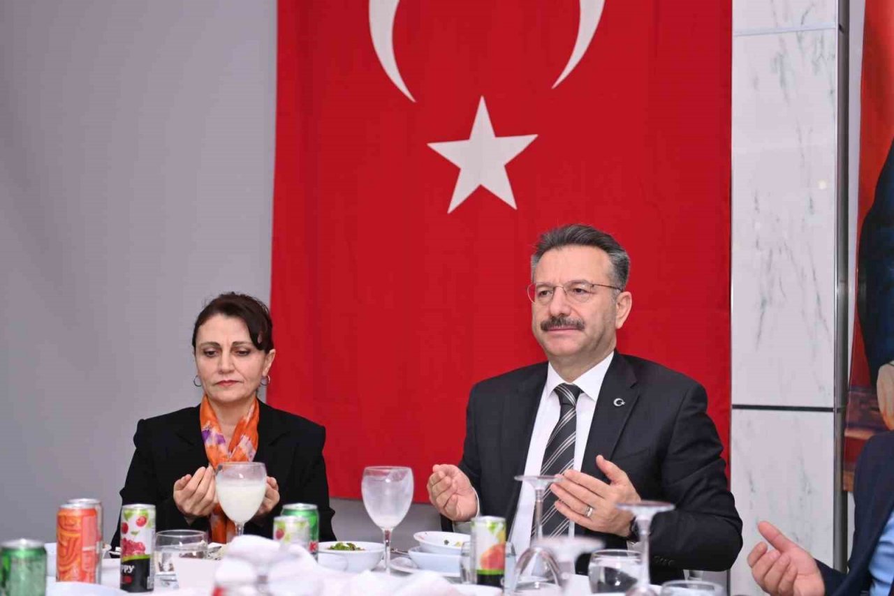 Aydın Valisi Aksoy, romanlarla iftar yemeğinde bir araya geldi
