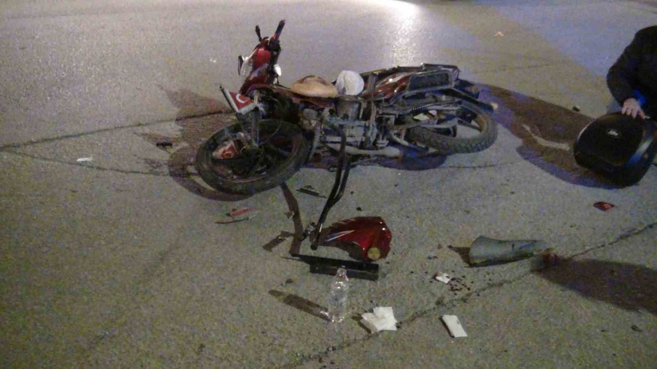 Motosiklete çarpan otomobil olay yerinden kaçtı