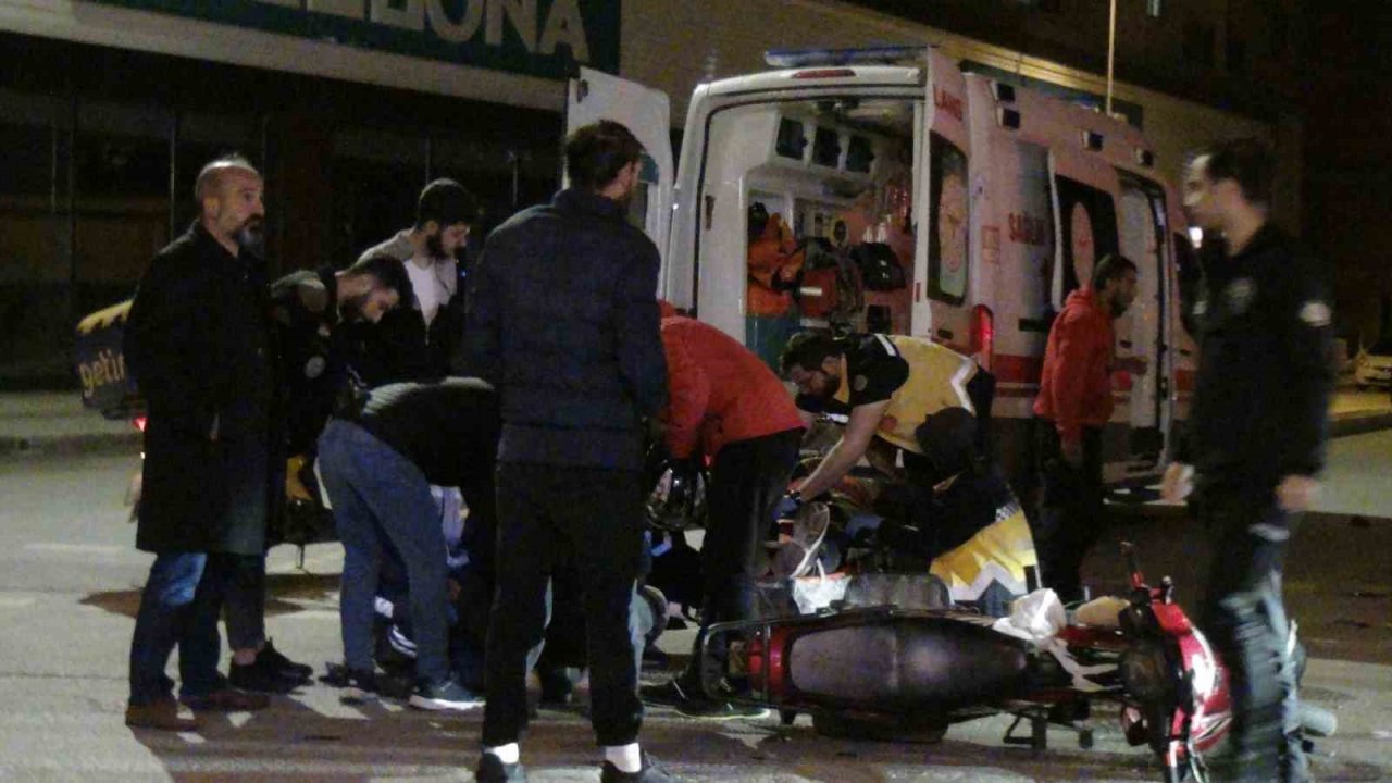Motosiklete çarpan otomobil olay yerinden kaçtı