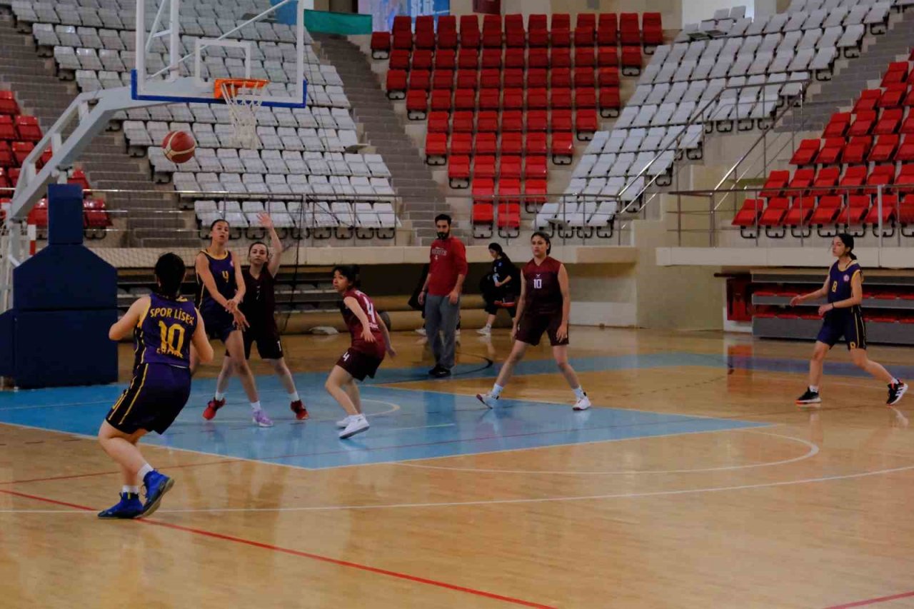 Erzincan’da oynanan basketbol şampiyonasında liseliler ter döktü