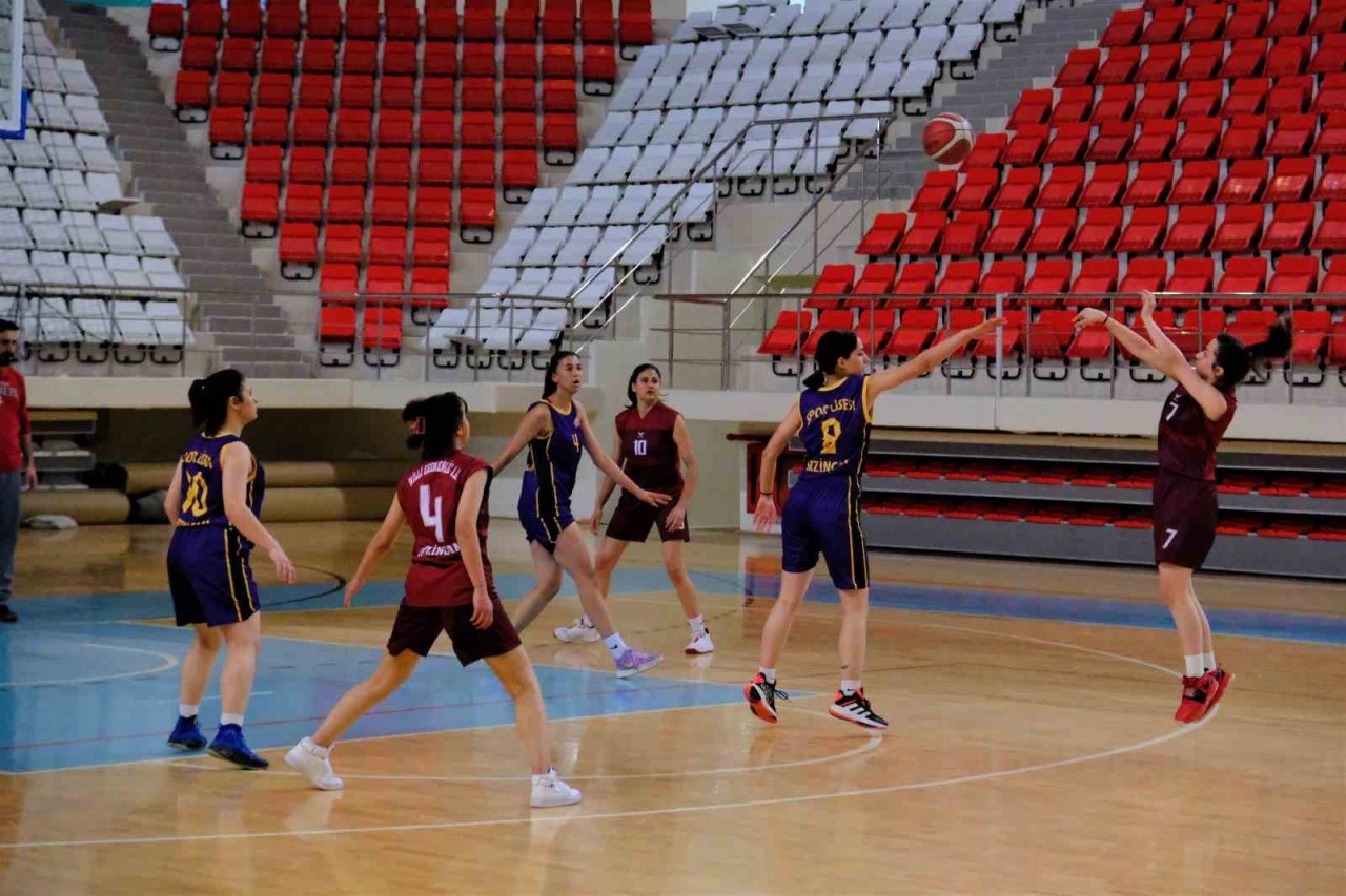 Erzincan’da oynanan basketbol şampiyonasında liseliler ter döktü