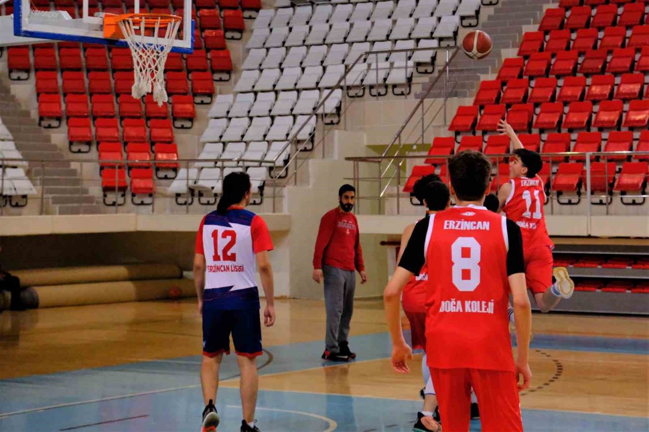 Erzincan’da oynanan basketbol şampiyonasında liseliler ter döktü