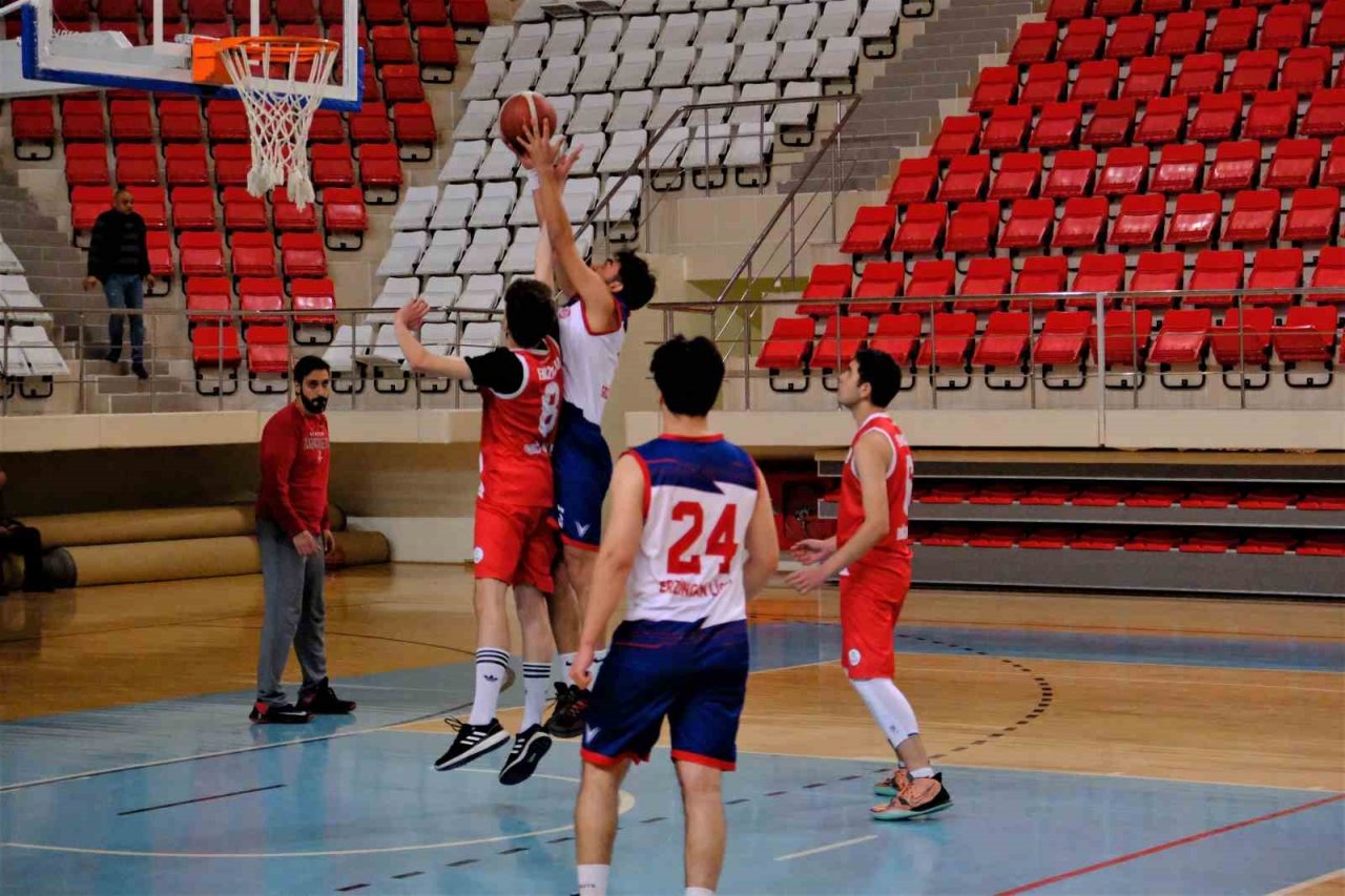 Erzincan’da oynanan basketbol şampiyonasında liseliler ter döktü