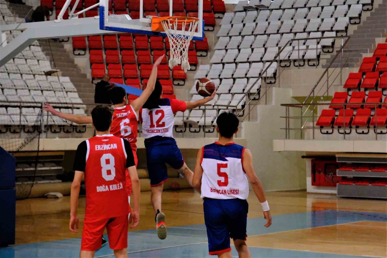 Erzincan’da oynanan basketbol şampiyonasında liseliler ter döktü