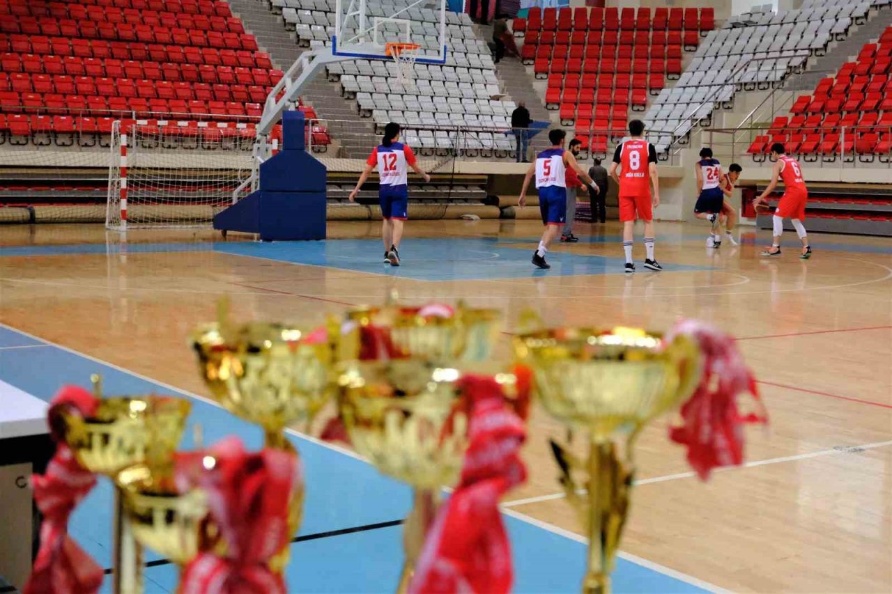Erzincan’da oynanan basketbol şampiyonasında liseliler ter döktü